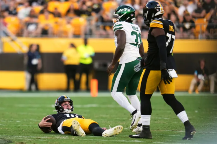 Smith throws a touchdown pass during his 1-drive cameo as Jets top Steelers